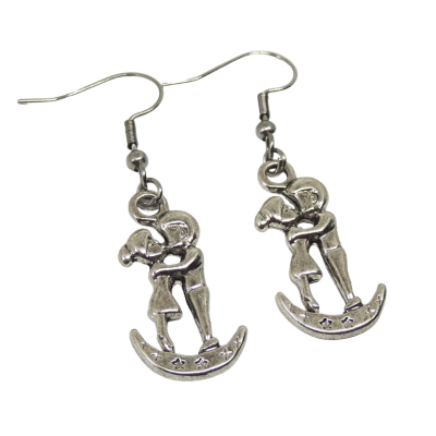 Boucles d oreilles amoureux sur la lune breloque couleur argentee 3 photoroom