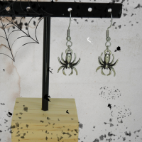 Boucles d oreilles araignee theme halloween breloque couleur argentee 4 photoroom