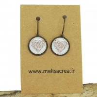 Boucles d oreilles de style dormeuse fleurs coeurs sur fond blanc support en lation bronze sans nickel 3 
