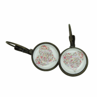Boucles d oreilles de style dormeuse fleurs coeurs sur fond blanc support en lation bronze sans nickel 3 
