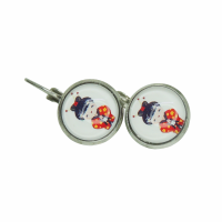Boucles d oreilles de style dormeuse poupee kokeshi kimono rouge a fleurs 1 