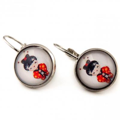 Boucles d oreilles de style dormeuse poupee kokeshi kimono rouge a fleurs 3 1 1 