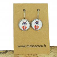 Boucles d oreilles de style dormeuse poupee kokeshi kimono rouge a fleurs 4 