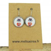 Boucles d oreilles de style dormeuse poupee kokeshi kimono rouge a fleurs 5 