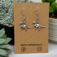 Boucles d oreilles dinausore breloque couleur argentee 1 photoroom