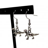 Boucles d oreilles dinausore breloque couleur argentee 4 photoroom