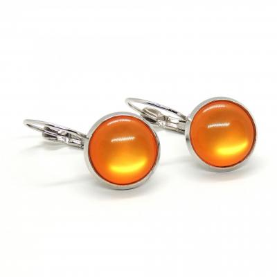 Boucles d oreilles dormeuse argentee cabochon en resine orange 1 