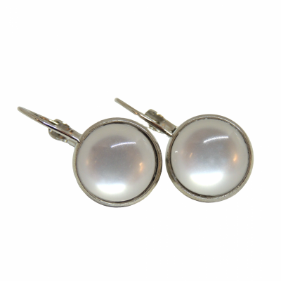 Boucles d oreilles dormeuse cabochon blanc uni argente 1 photoroom