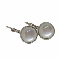Boucles d oreilles dormeuse cabochon blanc uni argente 2 photoroom