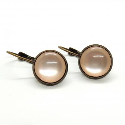 Boucles d oreilles dormeuse en bronze cabochon en resine beige chair 2 