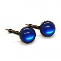 Boucles d oreilles dormeuse en bronze cabochon en resine bleu 1 