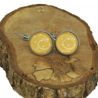 Boucles d oreilles dormeuse en laiton argente fond moutarde a points blancs 1 