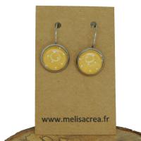 Boucles d oreilles dormeuse en laiton argente fond moutarde a points blancs 3 