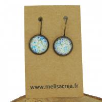 Boucles d oreilles dormeuse en laiton couleur bronze cabochon en verre fleur bleue et mauve 1 
