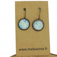 Boucles d oreilles dormeuse en laiton couleur bronze cabochon en verre fleur bleue et mauve 2 