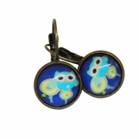Boucles d oreilles dormeuse hiboux chouettes sur fond bleu support bronze 2 