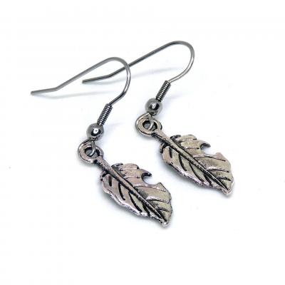 Boucles d oreilles en forme de feuille argentee