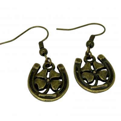 Boucles d oreilles fer a cheval avec trefle breloque couleur bronze 1 photoroom