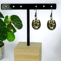 Boucles d oreilles fer a cheval avec trefle breloque couleur bronze 6 photoroom
