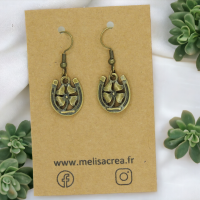Boucles d oreilles fer a cheval avec trefle breloque couleur bronze 8 photoroom