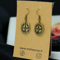 Boucles d oreilles fer a cheval avec trefle breloque couleur bronze 9 photoroom