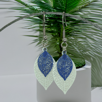 Boucles d oreilles feuille estampe blanche et bleu crochet en acier inoxydable 6 photoroom