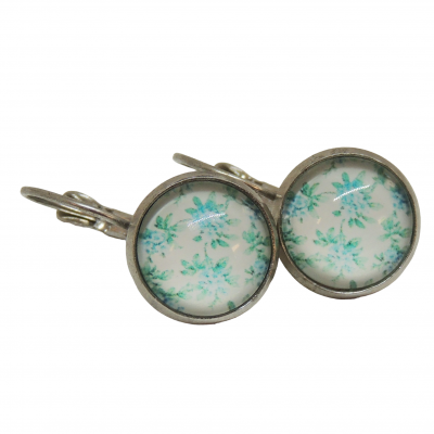 Boucles d oreilles fleurs bleues et vertes fond blanc support en laiton argente sans nickel sans plomb sans cadmium 2 1 