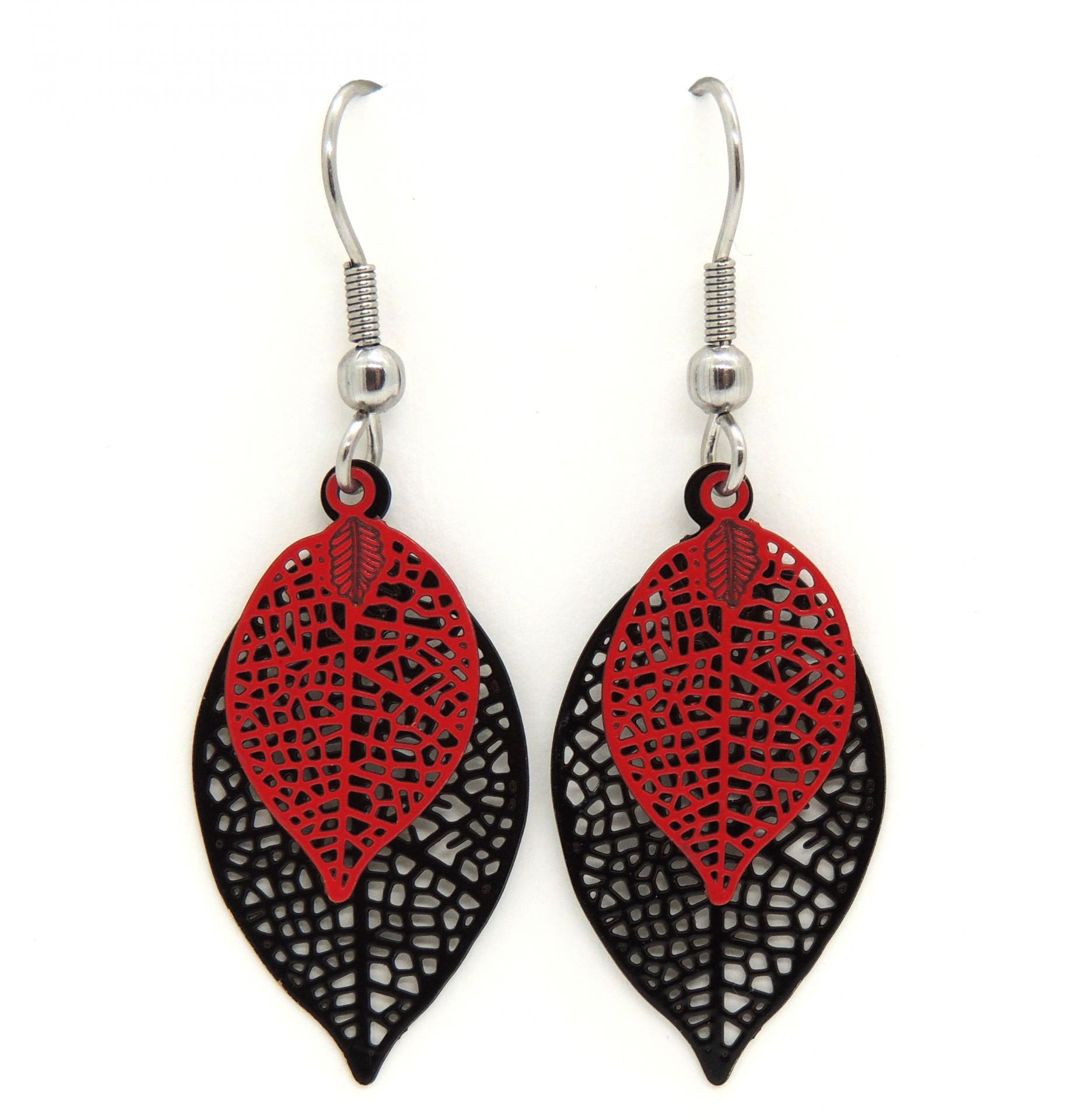 reine imaginaire, boucles d'oreilles pendantes en nacre rouge et perles de  verre noires