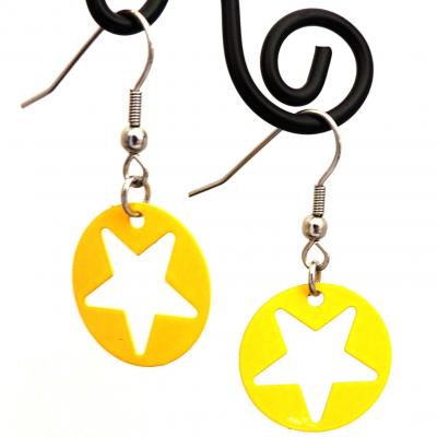 Boucles d oreilles pendante estampe etoile jaune 1 1