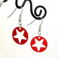 Boucles d oreilles pendantes estampe etoile rouge 5