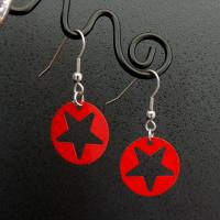 Boucles d oreilles pendantes estampe etoile rouge 6