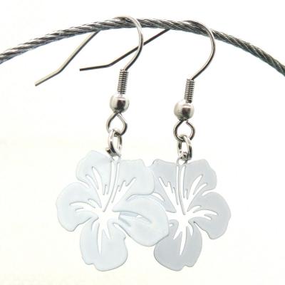 Boucles d oreilles pendantes orchidee blanc 4