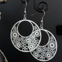 Boucles d oreilles ronde multi fleurs blanc 1