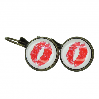Boucles d oreilles style dormeuse en laiton cabochon en verre bouche rouge sur fond blanc 1 1 