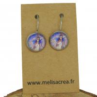 Boucles d oreilles support en laiton couleur argentee fee deesse sur fond mauve 1 