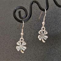Boucles d oreilles trefle a 4 feuilles argentees 1 