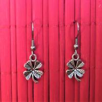 Boucles d oreilles trefle a 4 feuilles argentees 2 