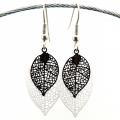 Bouclesd oreilles pendantes feuille estampe blanc et noir 1