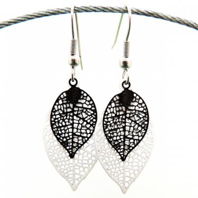 Bouclesd oreilles pendantes feuille estampe blanc et noir 1