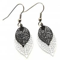 Bouclesd oreilles pendantes feuille estampe blanc et noir 3