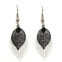 Bouclesd oreilles pendantes feuille estampe blanc et noir 4