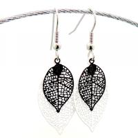 Bouclesd oreilles pendantes feuille estampe blanc et noir