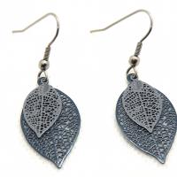 Bouclesd oreilles pendantes feuille estampe gris bleu et gris clair 5