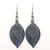Bouclesd oreilles pendantes feuille estampe gris bleu et gris clair 7
