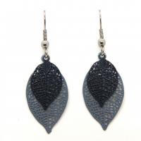 Bouclesd oreilles pendantes feuille estampe gris clair et gris bleu 1