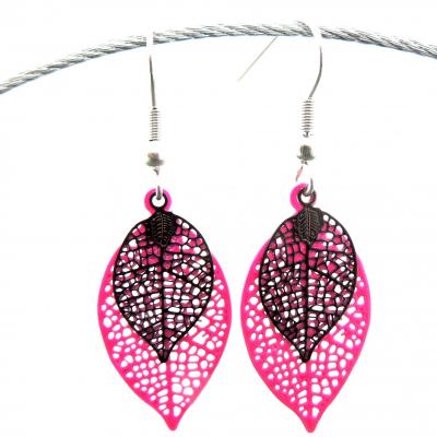 Bouclesd oreilles pendantes feuille estampe rose fuschia et noir 2