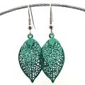 Bouclesd oreilles pendantes feuille estampe vert fonce et vert clair 1