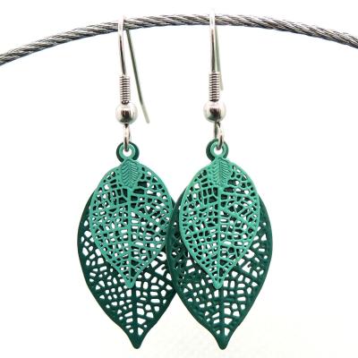 Bouclesd oreilles pendantes feuille estampe vert fonce et vert clair 1