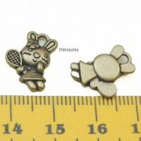 Breloque bronze lapin fille avec robe et raquette petite fleur 2 