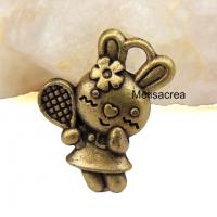 Breloque bronze lapin fille avec robe et raquette petite fleur 4 